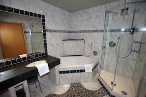 Condo, vista a la montaña | Baño | Regadera y toallas