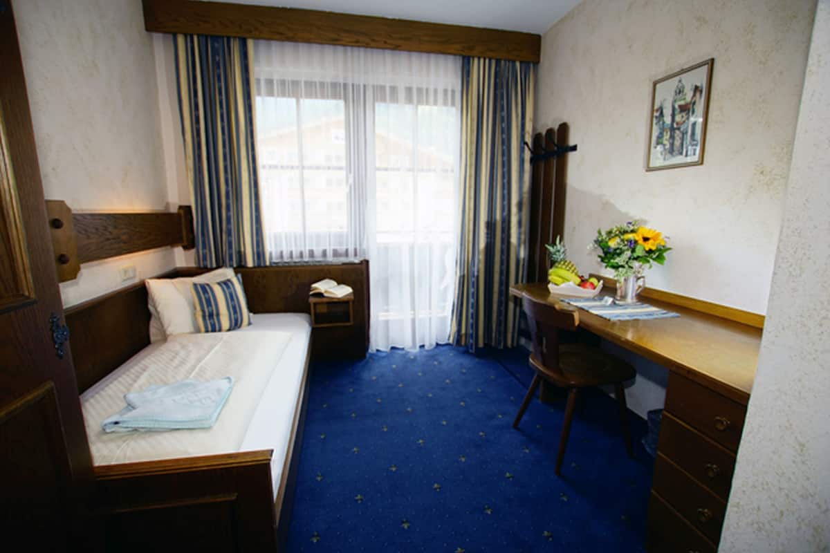 Single Room | Hypo-allergenic bedding, in-room safe, individually decorated