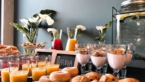 Free daily buffet breakfast  - Hotel Manso de Velasco (San Fernando)