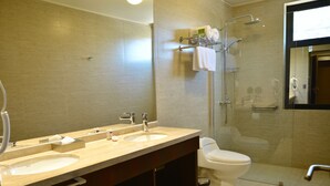 Superior Triple Room, 3 Single Beds, Non Smoking | Bathroom - Hotel Manso de Velasco (San Fernando)
