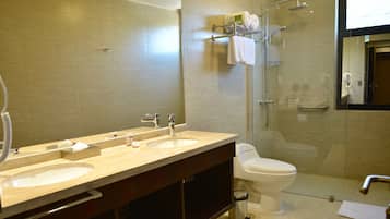 Kamar Triple Superior, 3 Tempat Tidur Twin, Bebas Asap Rokok | Kamar mandi | Shower, perlengkapan mandi gratis,  dan handuk