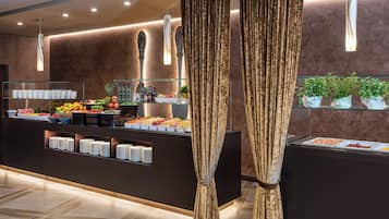 Desayuno buffet diario (EUR 12 por persona)