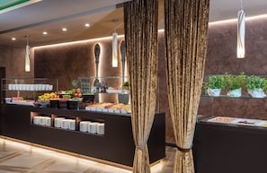 Frukostbuffé varje dag (EUR 12 per person)