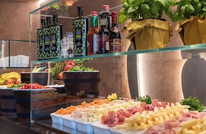 Petit déjeuner buffet servi tous les jours en supplément