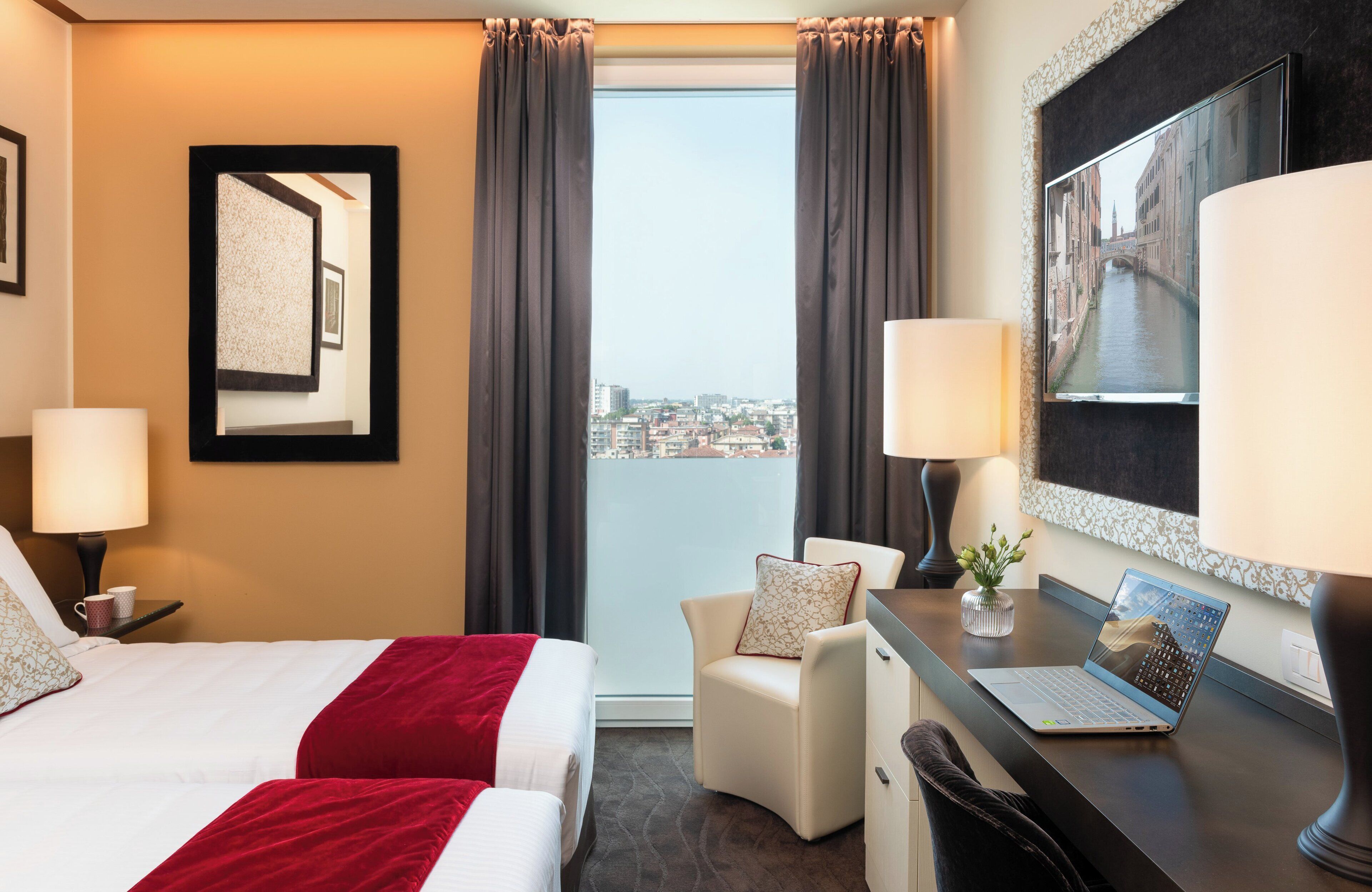 Comfort Room | 1 bedroom, minibar, in-room safe, desk