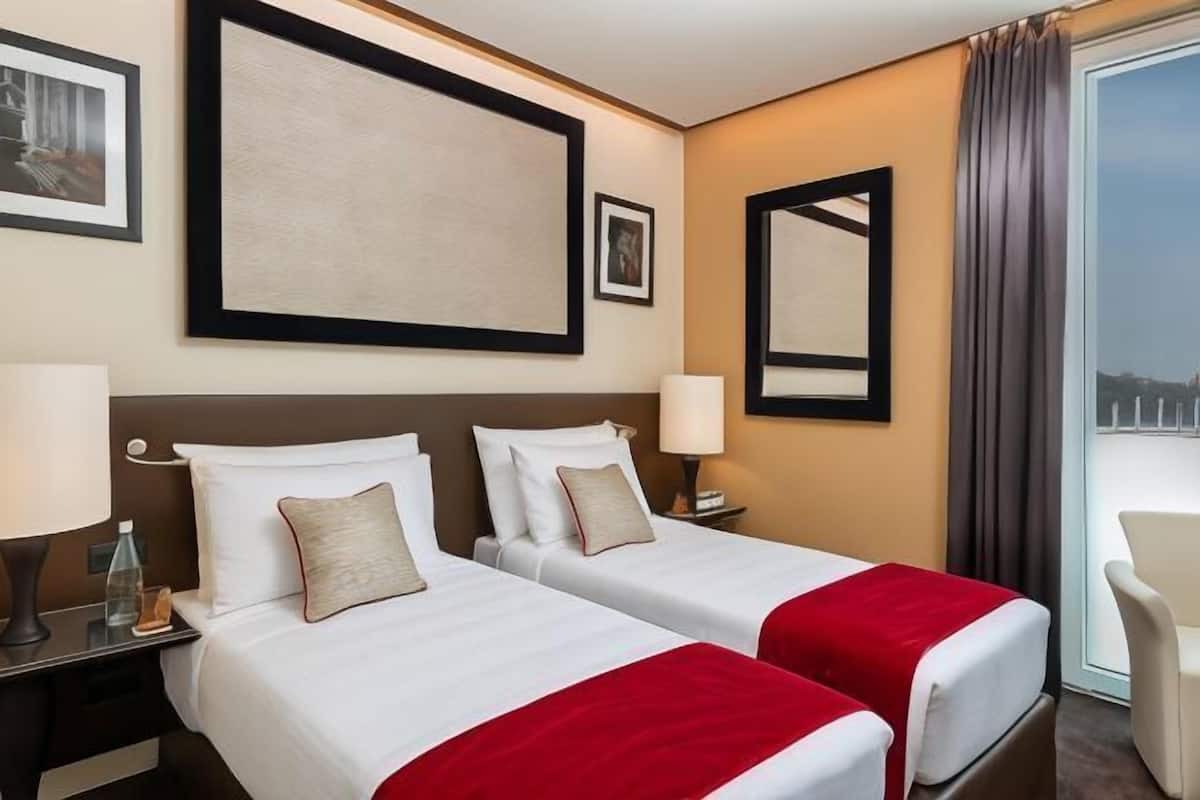 1 dormitorio, minibar, caja fuerte y escritorio
