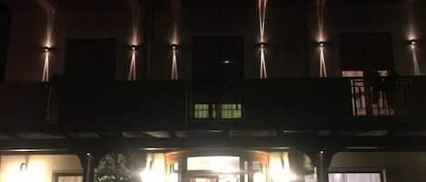 Fassade der Unterkunft – Abend/Nacht