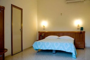 Cofres nos quartos, escrivaninha, quartos à prova de som