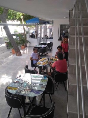 Se sirven desayunos 