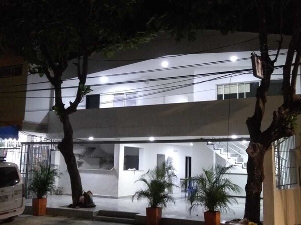 Vista frontal de la propiedad