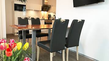 Apartment, 2 Schlafzimmer, Balkon (TOP 3) | Essbereich im Zimmer