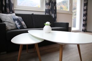 Appartement, 2 slaapkamers, balkon (TOP 3) | Woonruimte | Een flatscreentelevisie