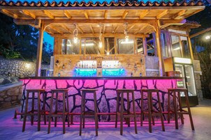 Bar junto a la piscina