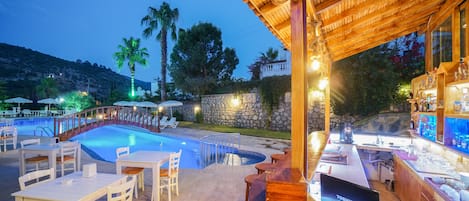 Se sirven almuerzos y cenas, cocina internacional