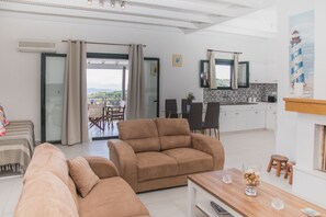 Flat-screen TV, fireplace, DVD player - Villa Venetia (Corfu)