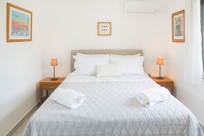 Villa - utsikt mot trädgården | Värdeförvaringsskåp på rummet och mörkläggningsgardiner