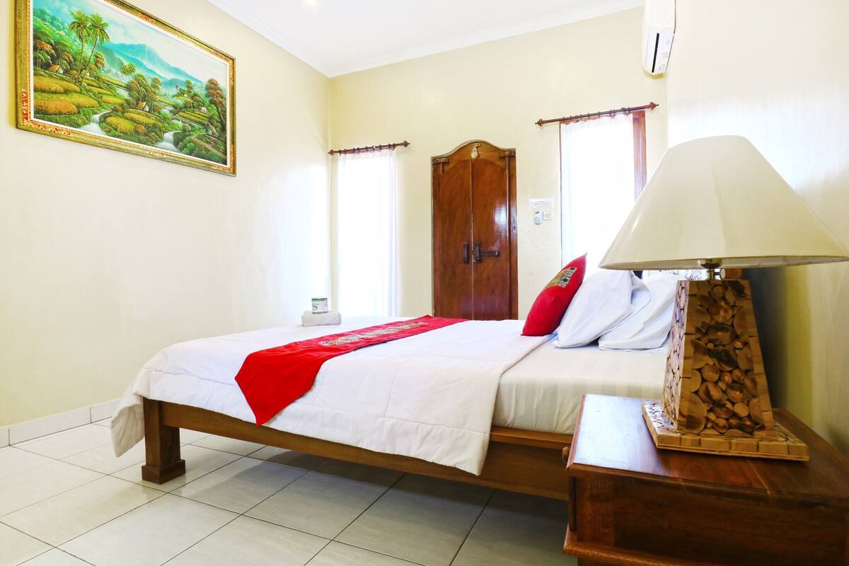 Desk, WiFi (free), bed sheets