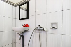 Regadera, amenidades de baño gratuitas, toallas 