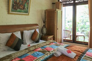 Standard Room with Fan | Desk, bed sheets - Ubud Asri Homestay (Ubud)