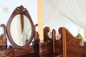 Deluxe Room | Desk, bed sheets - Ubud Asri Homestay (Ubud)