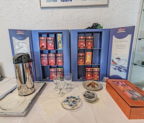 Daily buffet breakfast (EUR 10 per person) - Hotel Tannenblick (Bad Vilbel)