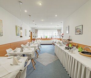 Daily buffet breakfast (EUR 10 per person) - Hotel Tannenblick (Bad Vilbel)