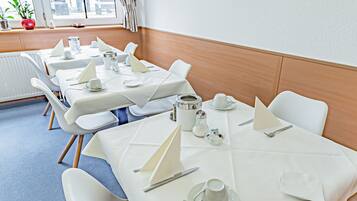 Tägliches Frühstücksbuffet (10 EUR pro Person)