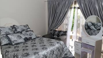 Departamento, 2 camas Queen size, con acceso para personas discapacitadas, vista a la alberca | Tabla de planchar con plancha, wifi gratis y ropa de cama