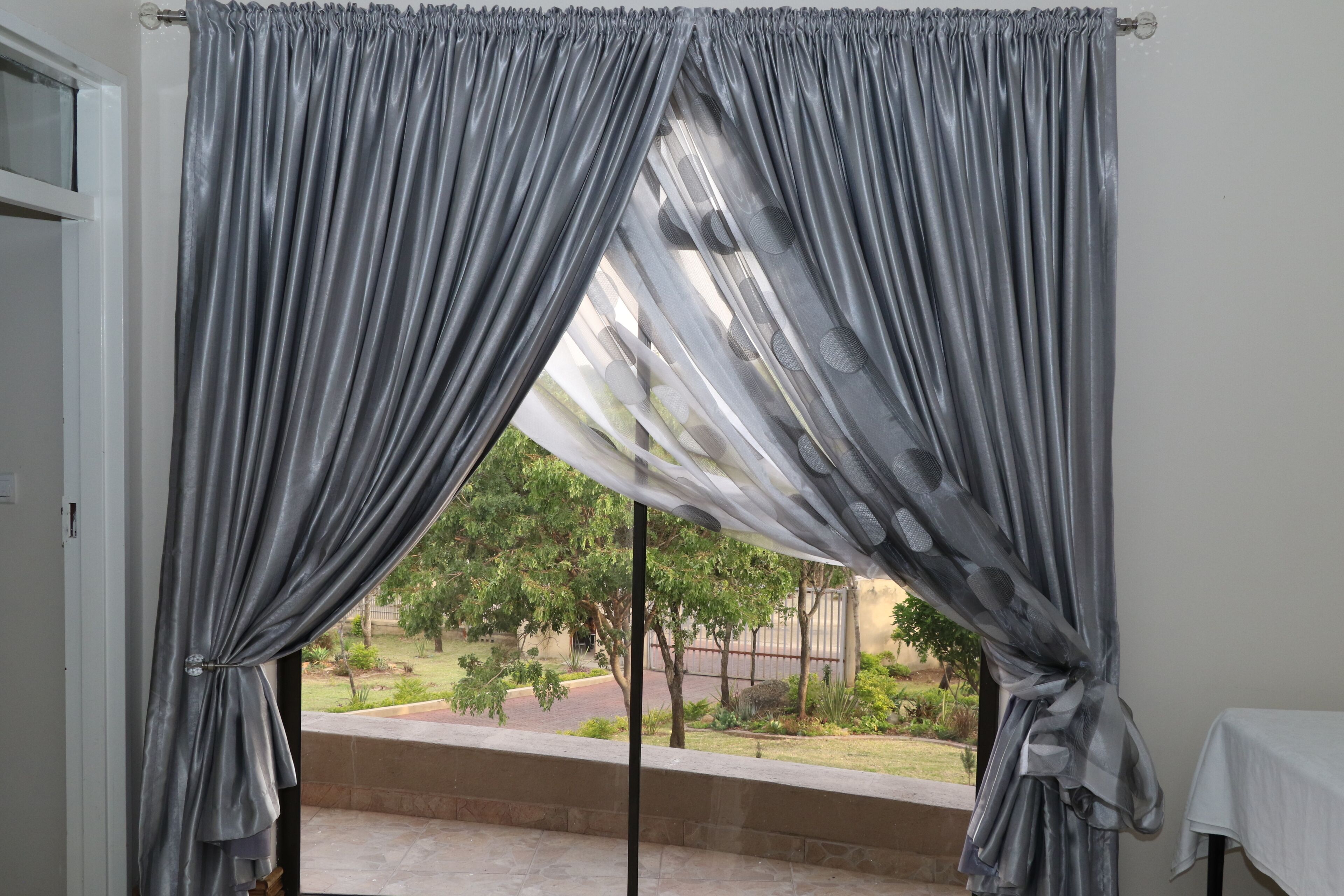 Familjelägenhet - 2 queensize-sängar - utsikt mot poolen | Utsikt mot trädgården