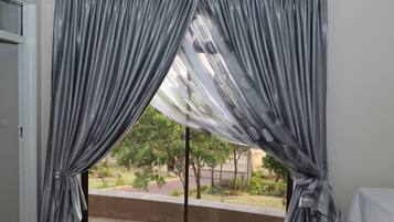 Familjelägenhet - 2 queensize-sängar - utsikt mot poolen | Utsikt mot trädgården