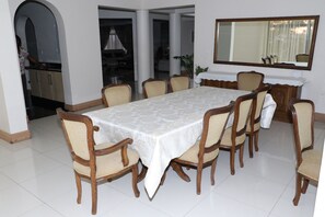 Apartamento, 2 camas de matrimonio, accesible para personas con discapacidad, vistas a la piscina | Servicio de comidas en la habitación