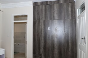 Apartamento, 2 camas de matrimonio, accesible para personas con discapacidad, vistas a la piscina | Servicio de la habitación