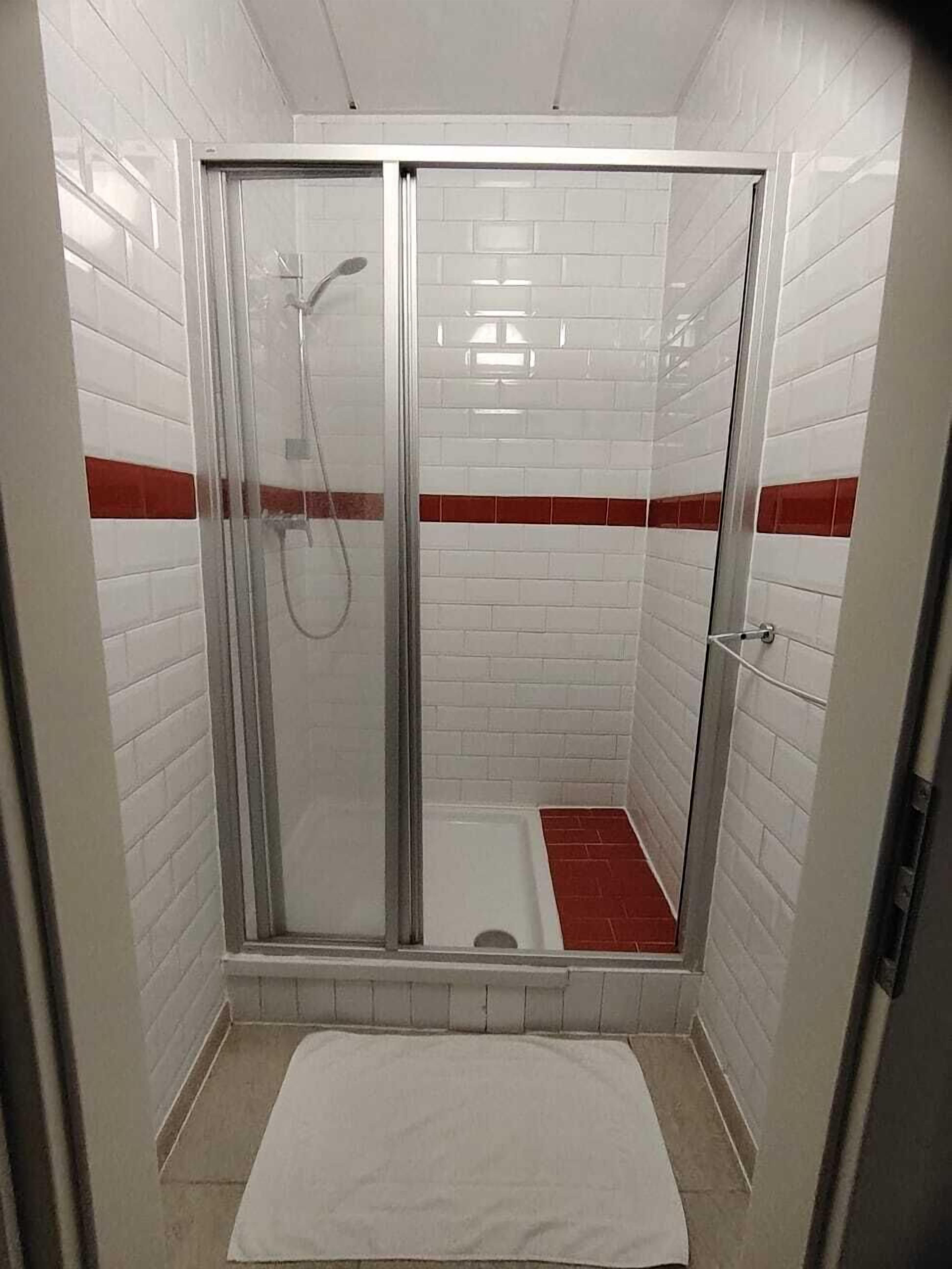 Appartement, 1 slaapkamer | Badkamer | Een douche, gratis toiletartikelen, een haardroger