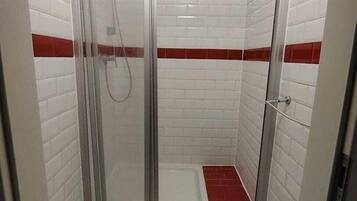 Appartement, 1 slaapkamer | Badkamer | Een douche, gratis toiletartikelen, een haardroger