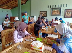 Petit-déjeuner, déjeuner et dîner servis sur place