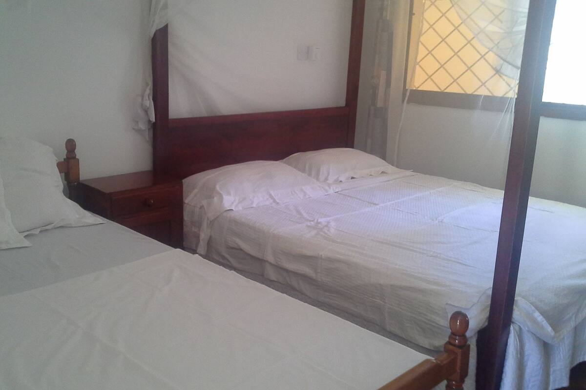 Triple Room | In-room safe, desk, WiFi (free), individually decorated