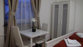 Appartement, 2 slaapkamers | Woonkamer | Een flatscreentelevisie