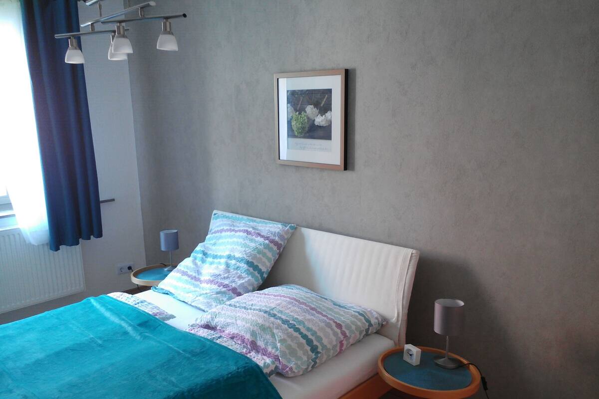 Decoración personalizada, muebles diferentes y cortinas blackout