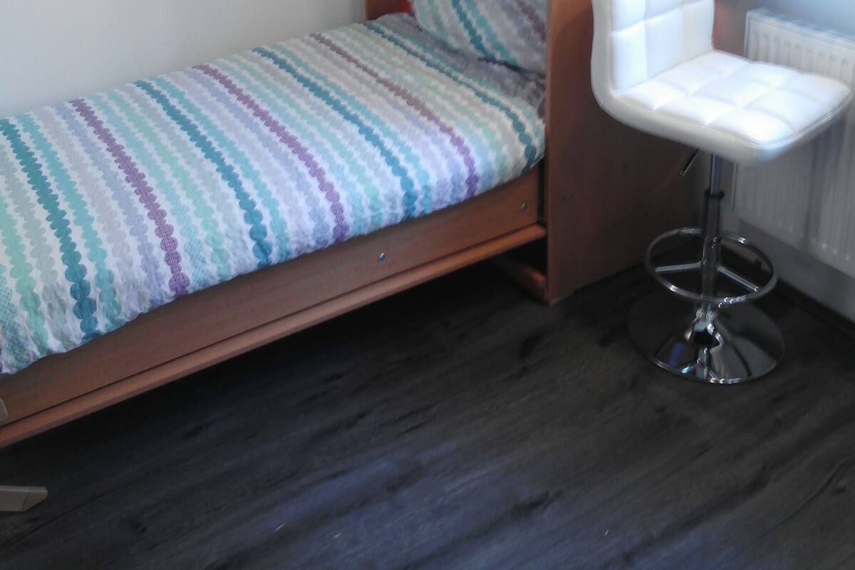 Decoración personalizada, muebles diferentes y cortinas blackout