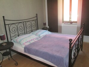 Decoración personalizada, muebles diferentes y cortinas blackout