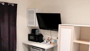 Deluxe Double Room, Shared Bathroom (DELUXE DOUBLE/TWIN) - Cogie House (London)