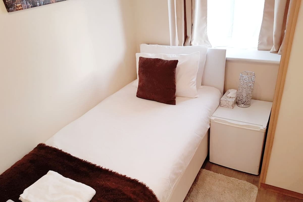 Eenvoudige eenpersoonskamer, gedeelde badkamer (BUDGET SINGLE ROOM)
