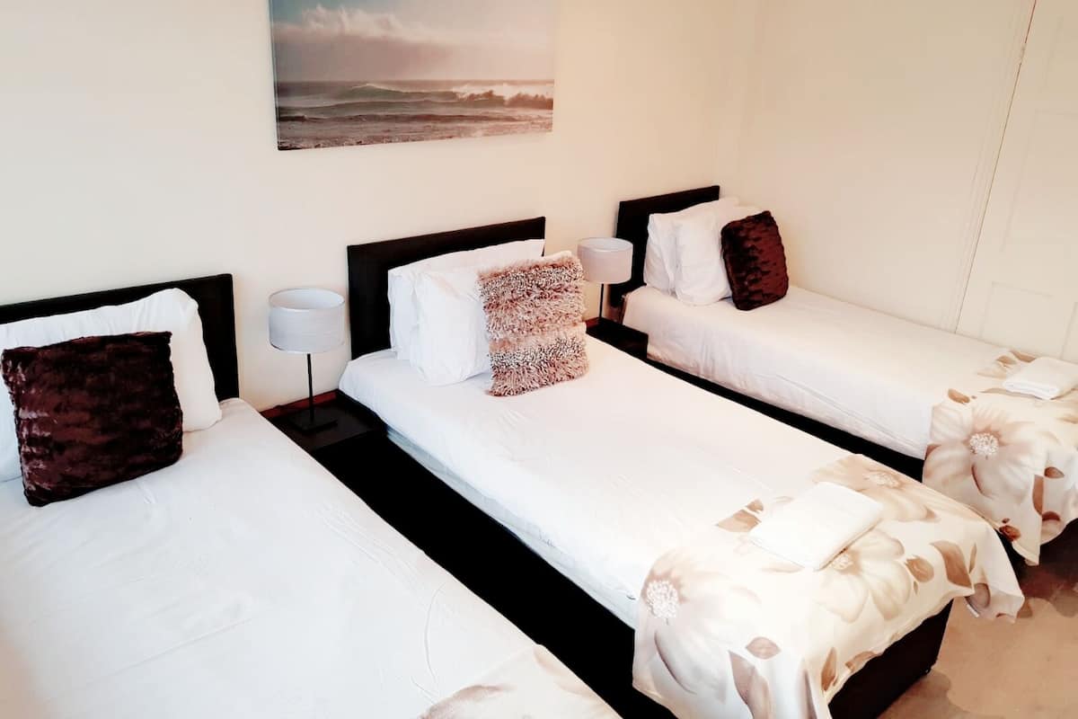 Deluxe driepersoonskamer, gedeelde badkamer (DELUXE TRIPLE/SUPER KING)