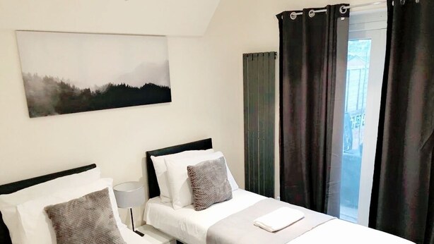 Deluxe Double or Twin Room, Shared Bathroom, Garden View (DELUXE KING/TWIN BED ) - Cogie House (London)