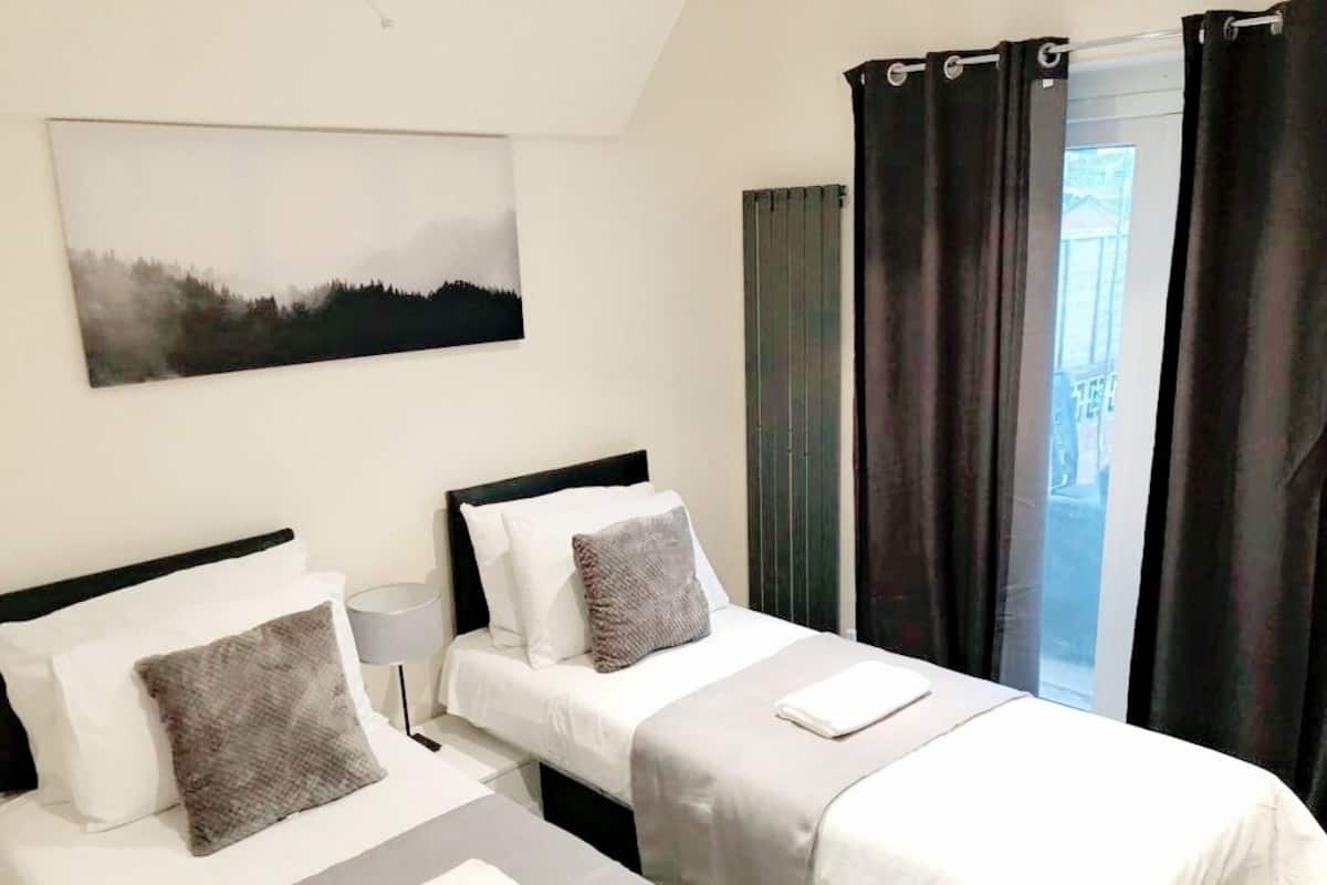 Deluxe kamer, 1 twee- of 2 eenpersoonsbedden, gedeelde badkamer (DELUXE KING/TWIN BED )