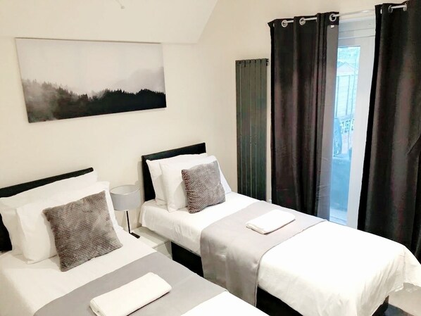 Deluxe kamer, 1 twee- of 2 eenpersoonsbedden, gemeenschappelijke badkamer (DELUXE KING/TWIN BED )