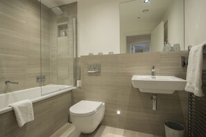 Luxe appartement, en-suite badkamer, uitzicht op rivier (Apt 28) | Badkamer