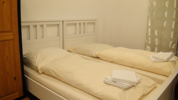 Apartamento, 2 habitaciones | Sala de estar | Una televisión de pantalla plana, una oficina, una pantalla de ordenador