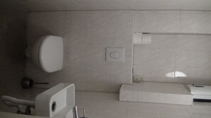 Apartamento, 2 habitaciones | Baño | Ducha, artículos de higiene personal gratuitos y secador de pelo