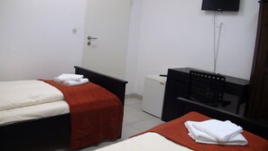 Apartamento, 2 habitaciones | Sala de estar | Una televisión de pantalla plana, una oficina, una pantalla de ordenador